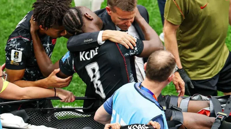 Ismael Kone memeluk rekan dan pelatihnya