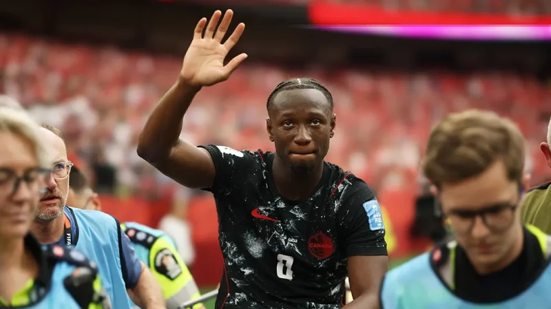 Kone sempat memberi isyarat tangan kepada penonton dan rekan setimnya