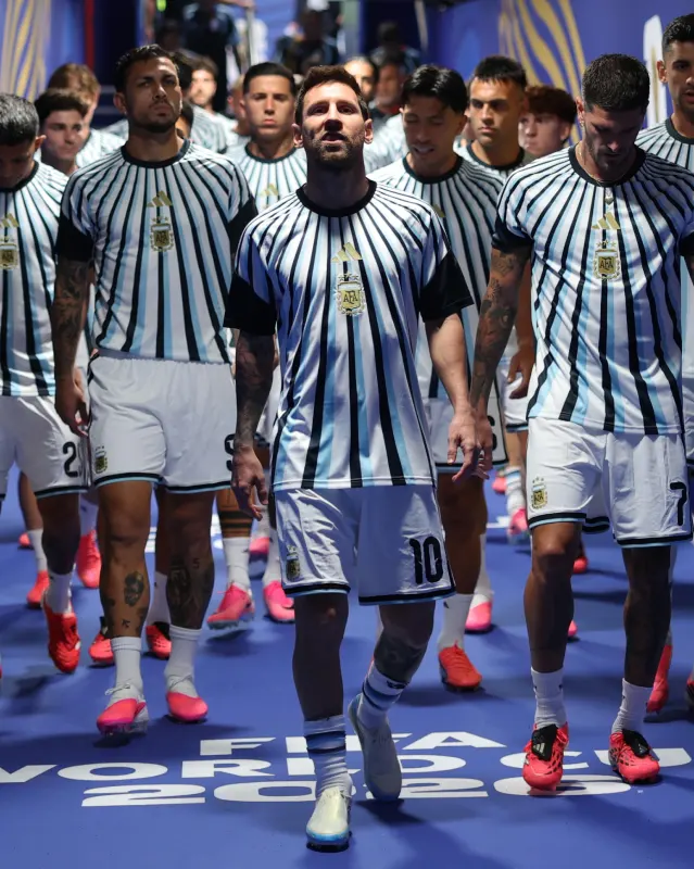 Squad Argentina ketika akan memasuki lapangan