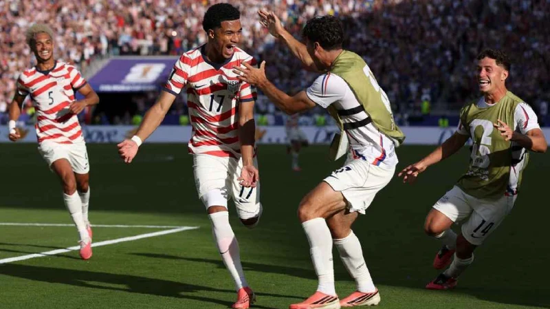 Gol Pulisic Dianulir, Tillman Mengunci Laga