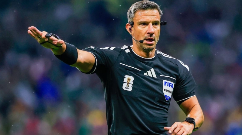 Mengapa VAR Tidak Membatalkan Keputusan Wasit